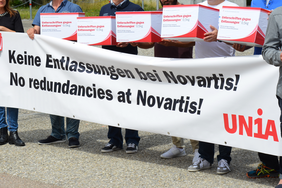 Fünf Menschen halten Kartonboxen mit der Aufschrift 